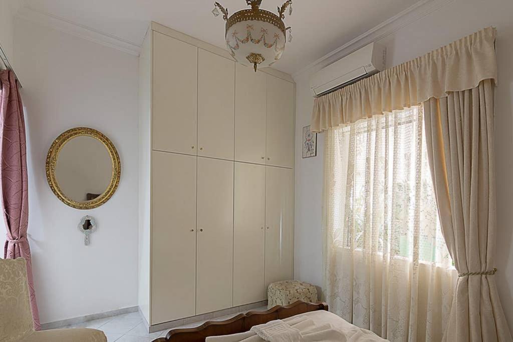 Vintage Style Apartment With Beautiful Backyard Athens Exterior photo