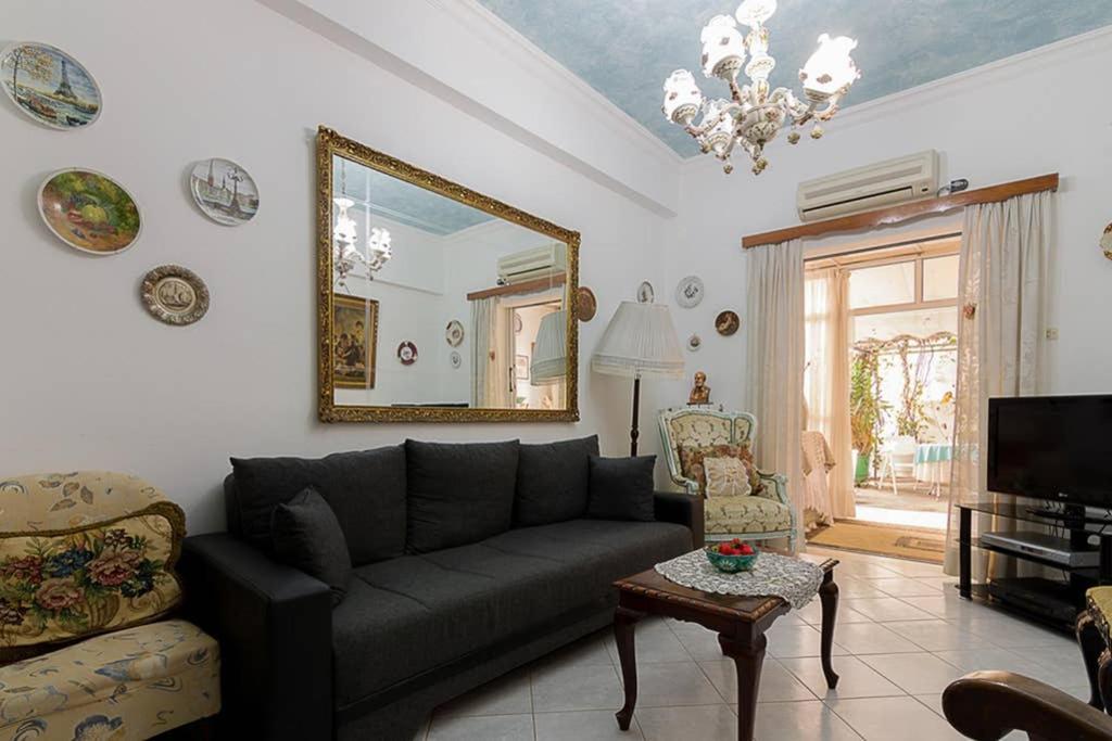 Vintage Style Apartment With Beautiful Backyard Athens Exterior photo